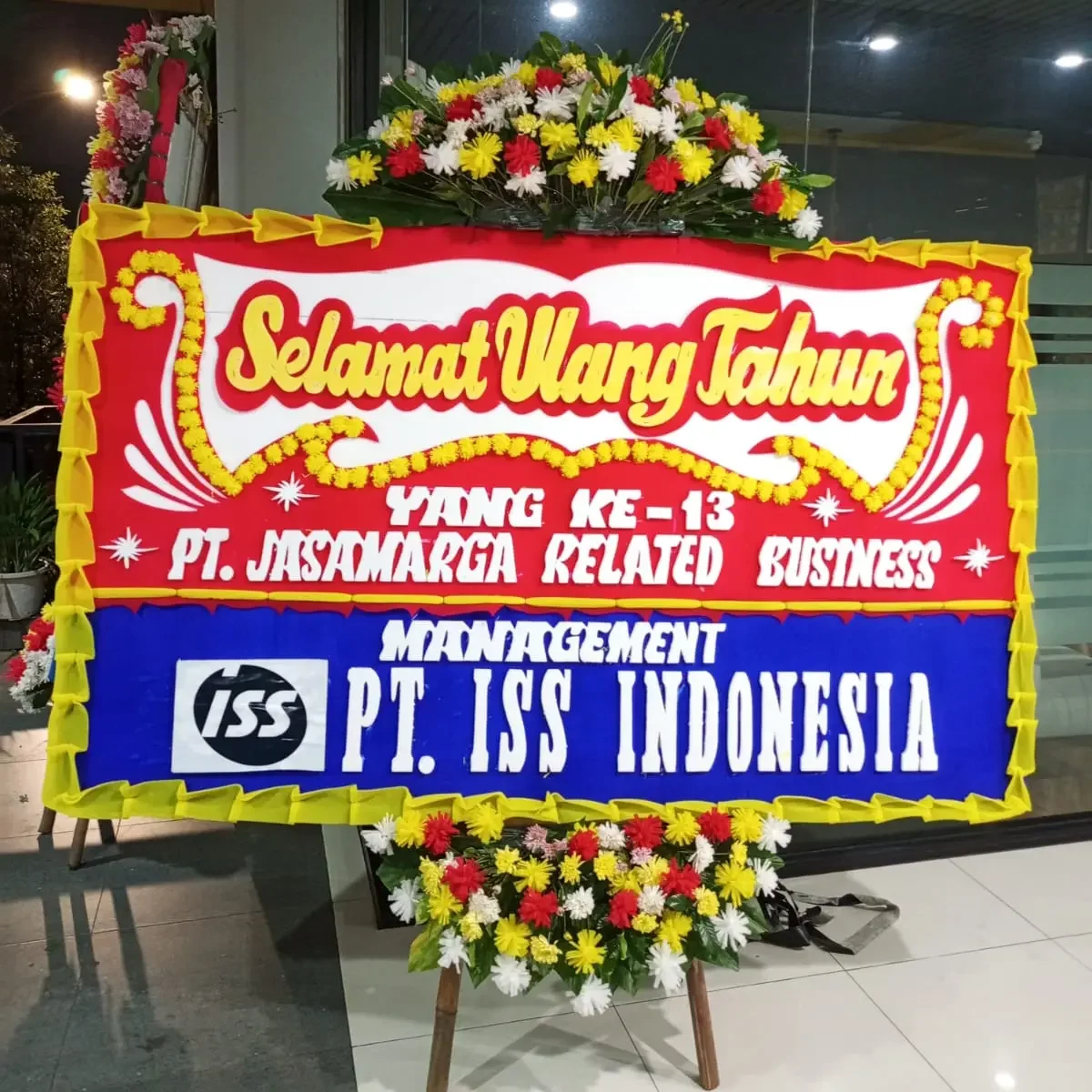 Gambar: karangan bunga jenis papan bunga yang pelanggan kancana.id order untuk acara ulang tahun perusahaan. Kancana Florist terdekat Tangerang